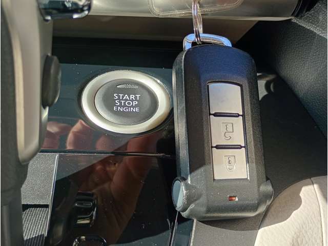 スマートキーです！！鍵をポケットやバッグにいれたままでも、鍵の開け閉めはもちろんの事、エンジン始動もできちゃいます♪ホントに便利です！