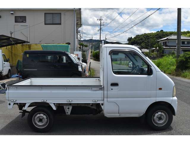 安さの秘密は積載車を保有していますので数台まとめて自社で陸送する事で徹底的にコストカットしています。その結果安く車を販売出来ます！