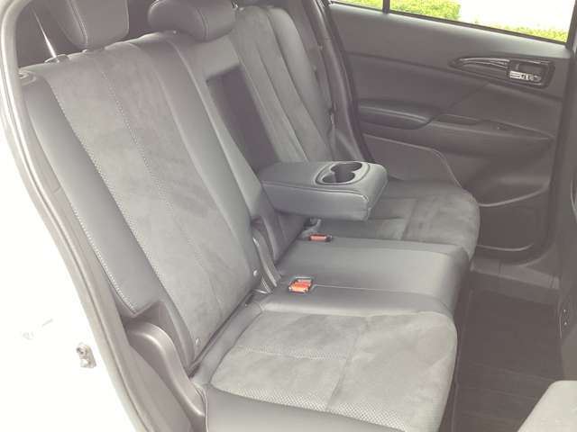 セカンドシートにもゆとりのスペースを確保☆センターアームレストでさらにリラックス！