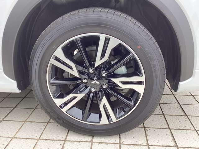 ボディデザインにマッチした純正アルミホイール。お洒落は足元から♪