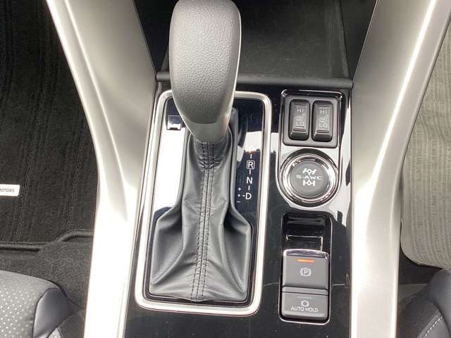 スイッチ操作で作動できる電動パーキングブレーキを装備！また、信号待ちなどの停車時にブレーキペダルから足を離しても停車状態を維持することができるブレーキオートホールドスイッチも装備しています。
