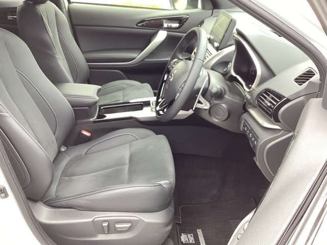 ホールド性の高いフロントシート！快適にドライブできますね♪電動シート（運転席）・シートヒーター（運転席＆助手席）装備(*^-^*)