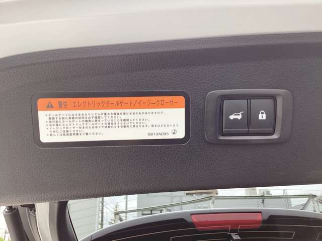 セーフティー機能付きエレクトリックテールゲートは運転席からのスイッチ操作やリモコンで自動開閉が可能です☆障害物に当たると自動的に反転する安全機能も付いてます♪