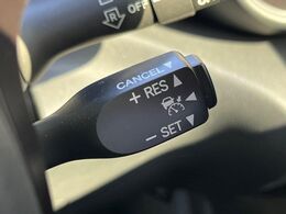 【レーダークルーズコントロール】高速道路での長距離走行が楽に！！自動で速度を保つクルーズコントロールが、衝突軽減システムと連携し、前方の車両を感知して車間を保つように速度調節してくれます！！