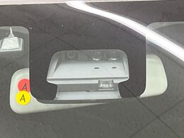 【i-ACTIVESENSE】走行中に前方の車両等を認識し、衝突しそうな時は警報とブレーキで衝突回避と被害軽減をアシスト。より安全にドライブをお楽しみいただけます。