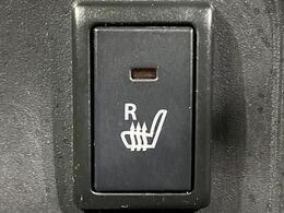 【シートヒーター】寒い日に重宝するシートヒーター！エアコンより早く温まってくれるので寒がりの人も安心ですね♪エアコンの温風は乾燥するから苦手、という方にもをおすすめです。