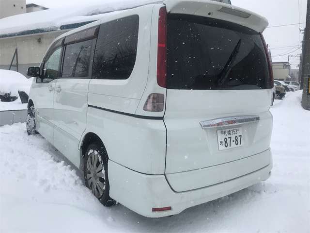 このお車はテール周りがカッコイイ！やっぱりここです！引き締まったバックスタイル！人気のタイプです！全車テールレンズ・ヘットライト周りも磨いています！気合の磨きで店長お勧めの1台です！