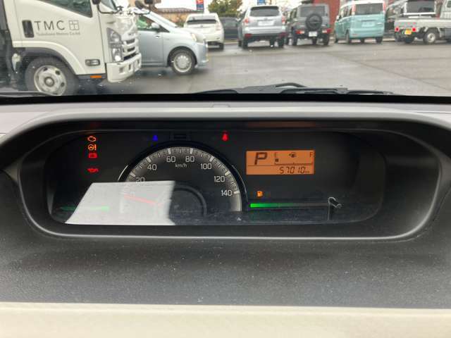 センターにメーターがありますので運転中に視線を落とさなくても見やすくて便利ですよ(・´з`・)