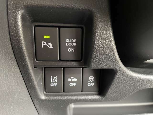 「リヤパーキングセンサー」バック時に、4つの超音波センサーで車両後方にある障害物を検知し、4段階のブザー音でドライバーにお知らせしてくれます！