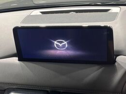 【10.25インチマツダコネクト】車内の雰囲気にマッチした大型ディスプレイ。スマホ接続でのナビ使用やBluetooth再生等、様々な機能が楽しめます。直感的なダイヤル操作が可能で、使い勝手も良好です。