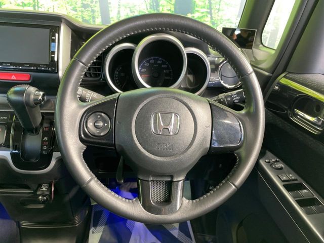 【純正革巻きステアリング】上質な革を使用することで、手にしっかり馴染みとても運転しやすいハンドルです♪
