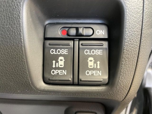 【両側パワースライドドア】スマートキーや運転席のスイッチで後席両側スライドドアの開閉が可能♪電動だから力を入れてドアを開ける必要が無く、小さなお子様でも簡単に開け閉めでき快適です♪