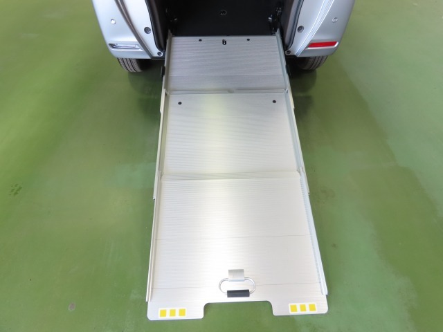 車椅子用スロープ搭載。