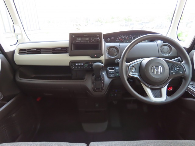 インパネシフトで足元スッキリ！運転席もゆったりしているのでゆとりを持って運転できます。