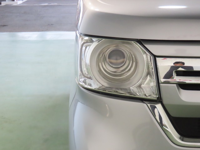 LEDヘッドライトは、点灯の瞬間から最大光量を発揮し、突然暗くなるトンネルなどでの安定感を高めます。