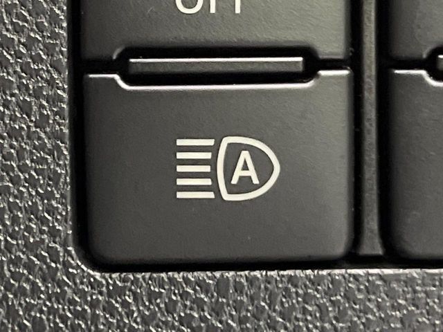 【アダプティブハイビーム】遠くまで明るく照らすハイビームを先行車や対向車に照射しない様、自動で調整！毎回手動で切り替える必要がなく、夜間走行時のストレスも軽減。安全性向上にも寄与します。
