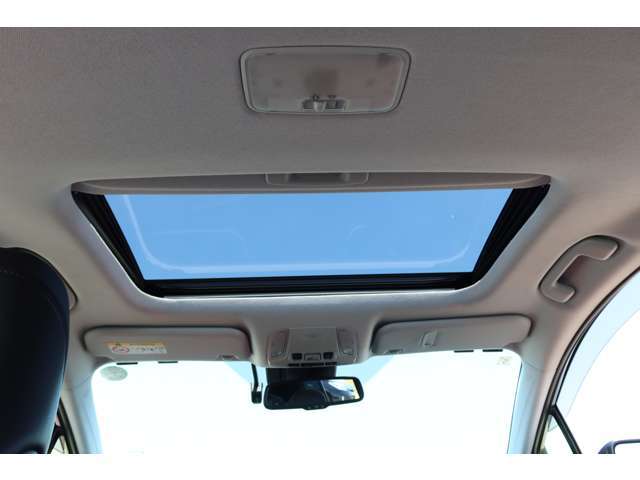 【サンルーフ】もついております！純正オプション品であり、新車購入時につけておかなければいけません！後付不可の装備です！サンルーフ付きのプリウスは当店のこだわり装備！なかなか出回っておりませんよ！☆☆☆