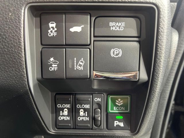 【両側パワースライドドア】スマートキーや運転席のスイッチで後席両側スライドドアの開閉が可能♪電動だから力を入れてドアを開ける必要が無く、小さなお子様でも簡単に開け閉めでき快適です♪