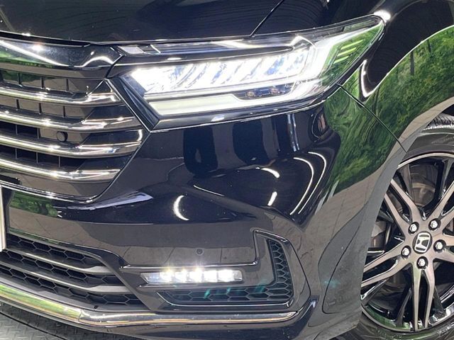 【LEDヘッドライト】悪天候や夜間走行時も良好な視界を確保し安心して運転できる高輝度LEDヘッドライトを装備！点灯速度が早く、消費電力も抑えられています。