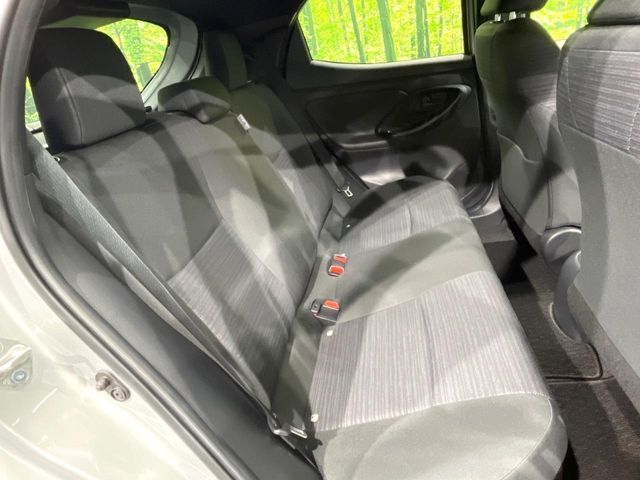 後部座席も気になるようなキズ・汚れやへたり等、大きなダメージはなく、良好な状態です。