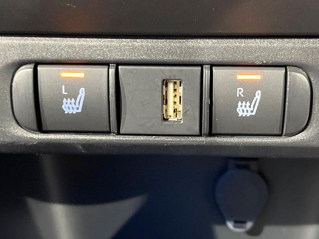 【シートヒーター】寒い日に重宝するシートヒーター！エアコンより早く温まってくれるので寒がりの人も安心ですね♪エアコンの温風は乾燥するから苦手、という方にもをおすすめです。