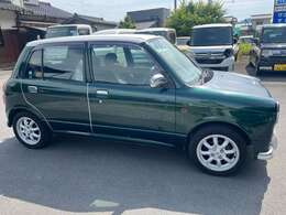 遠方の方にも対応いたします。毎月遠方よりお問い合わせ、商談、成約あります。納車時には外装磨き、内装クリーニングで綺麗に、清潔にお渡しします。