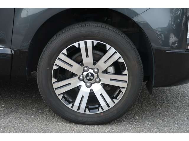 タイヤサイズ 225/55R-18　純正アルミホイール。
