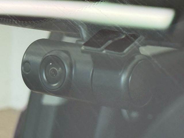 ドライブレコーダーを装備してます。万が一の事故や運転中のトラブルなど、映像が録画されているとひと安心な必須装備ですね。