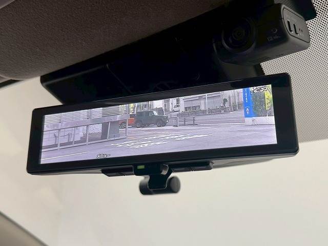 【スマート・ルームミラー】を搭載しております。ミラーにより後方確認ができますので、駐車の際などに役立ちます。