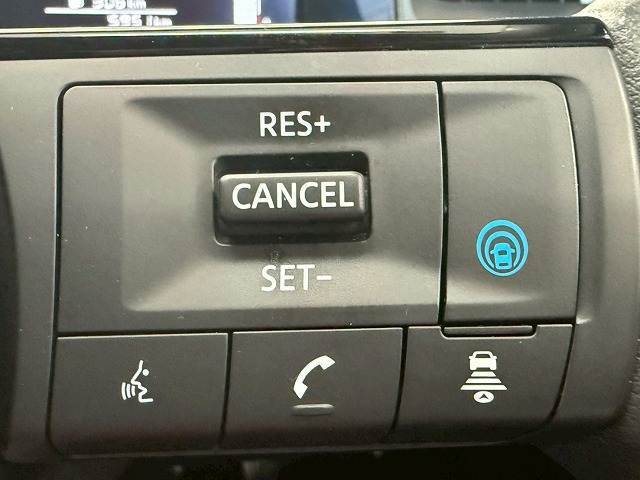 【プロパイロット】運転支援システムが搭載されております。全車速域追従式クルーズコントロールやレーンキープで長距離運転をアシスト。