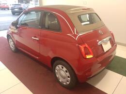 ひと目で『500C』とわかる個性あふれるイタリアンデザイン。お日様やそよ風といっしょに走る爽快なドライブが似合う、アイコニックなエクステリア。
