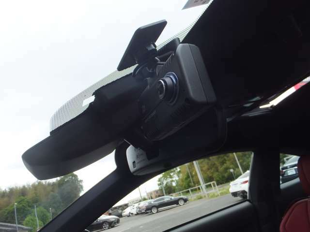 人気オプションの前後2カメラタイプ　ドライブレコーダーが装着されております。
