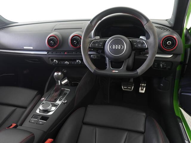 Audiのインテリアはエクステリア同様、優れたデザイン性とクオリティ、そして機能性を兼ね備えております。