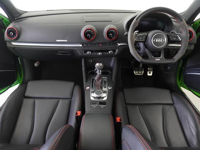 Audiのインテリアはエクステリア同様、優れたデザイン性とクオリティ、そして機能性を兼ね備えております。