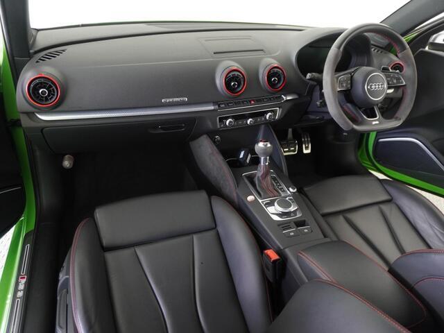 Audiのインテリアはエクステリア同様、優れたデザイン性とクオリティ、そして機能性を兼ね備えております。