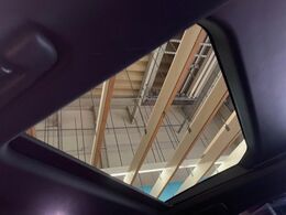 【サンルーフ】開放感たっぷりの希少装備、サンルーフが装着されています！車内に明かりを取り入れたり景色を楽しむ以外にも、車内の空気も簡単に換気できて快適です！