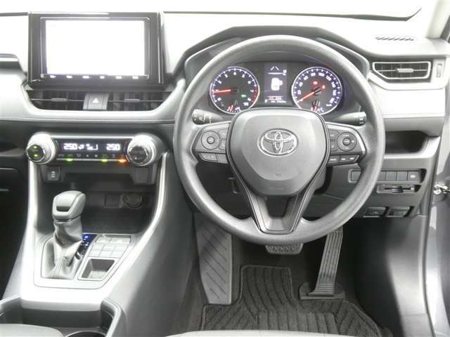 【徹底洗浄クリーニング実施済】運転席からの視界はこんな感じです☆お気軽にご来店いただき、実際に座って是非お確かめください。ドライバーに寄り添う快適な操作フィールをもたらすステアリングです。