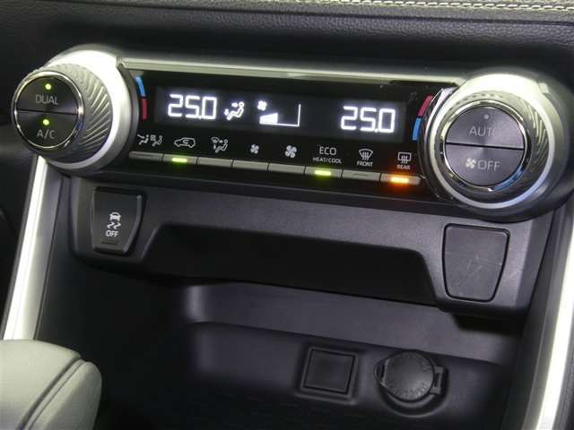 【オートエアコン】車内温度を感知して自動で温度調整をしてくれるのでいつでも快適な車内空間を創り上げます！どの席に座っても快適なドライブが楽しめます♪