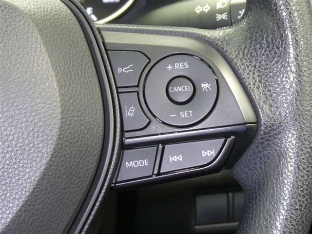 【レーダークルーズコントロール】(全車速追従機能付)付きです。車速に応じて追従支援してくれるので、ロングドライブも快適です。詳細は販売店スタッフまでおたずねください。