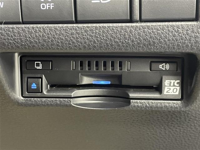 【ETC】有料道路を利用する際に料金所で停止することなく通過できる、ETC車載器（ノンストップ自動料金収受システム機器）が装備されています。セットアップを行うことで利用可能になります。