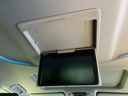 【フリップダウンモニター】大画面モニターで後席でもエンタメをお楽しみいただけます。小さなお子様にも大人気の装備です♪