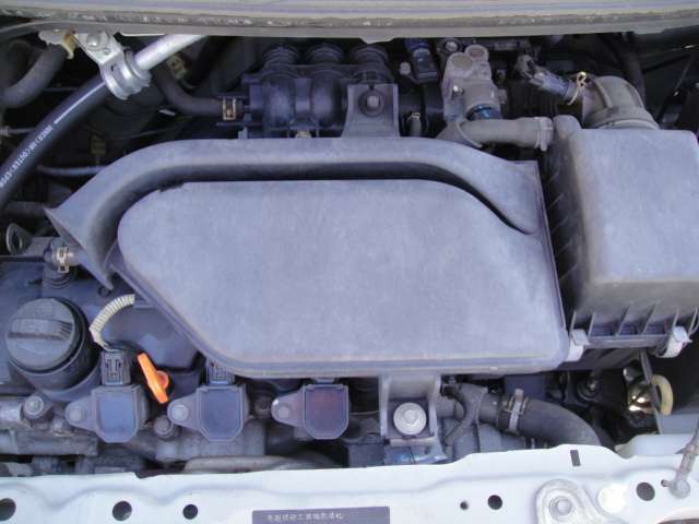 エンジンルームもしっかり清掃して納車いたします。