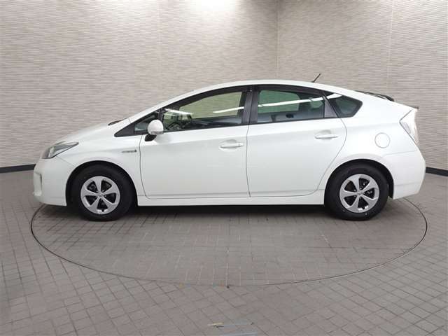 低燃費で環境にもやさしいハイブリッド車です。トヨタ専用診断機器でハイブリッドシステムを綿密に点検してあります！