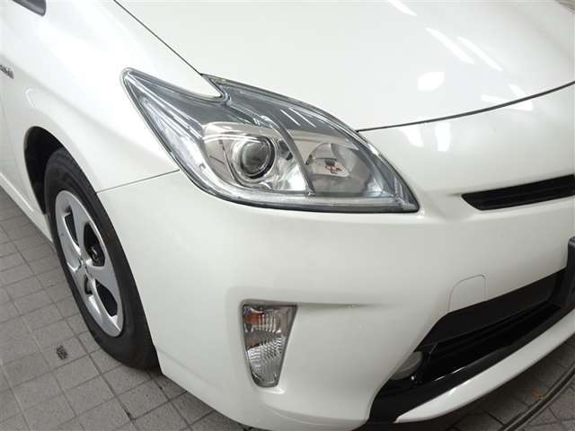 HIDヘッドライトです。デザイン性がよくとても明るいので、夜間の走行や悪天候でも安心です。