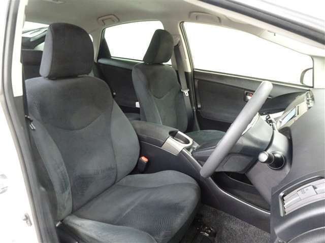 高いホールド性で運転姿勢が安定します。長距離ドライブでも疲れにくいのが魅力です。快適なドライビングライフをお送りください♪