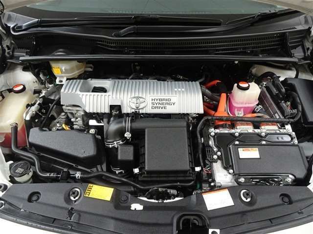 静粛性に優れた快適空間と静かな走りを実現。さらにEVモードではモーターのみでの走行でエンジン音や振動を感じさせない走りが楽しめます。