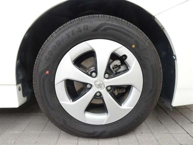 スポーティな印象を与える純正ホイールです。どこまでも走っていきたくなるようなデザインですね♪