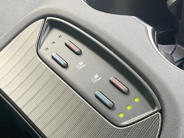 【シートベンチレーション】夏場は涼しい風でお尻や背中の熱やムレを防ぎ、冬はエアコンよりも早く温まってポカポカに！レザーシートにうれしい装備で、季節を問わず快適に過ごせます。