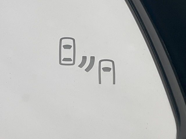 【ブラインドスポットモニター】走行中、ドアミラーの死角になりやすい箇所に後続車が接近するとサイドミラーのレンズに警告を表示！ドライバーに注意喚起をしてくれます。