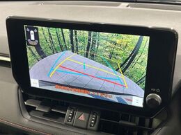【バックカメラ】駐車時に後方がリアルタイム映像で確認できます。大型商業施設や立体駐車場での駐車時や、夜間のバック時に大活躍！運転スキルに関わらず、今や必須となった装備のひとつです！